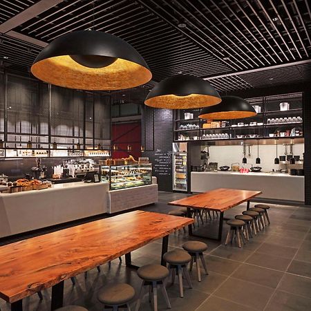 מלון Park Hyatt אוקלנד מראה חיצוני תמונה The interior of a Starbucks Reserve store in Shanghai, China