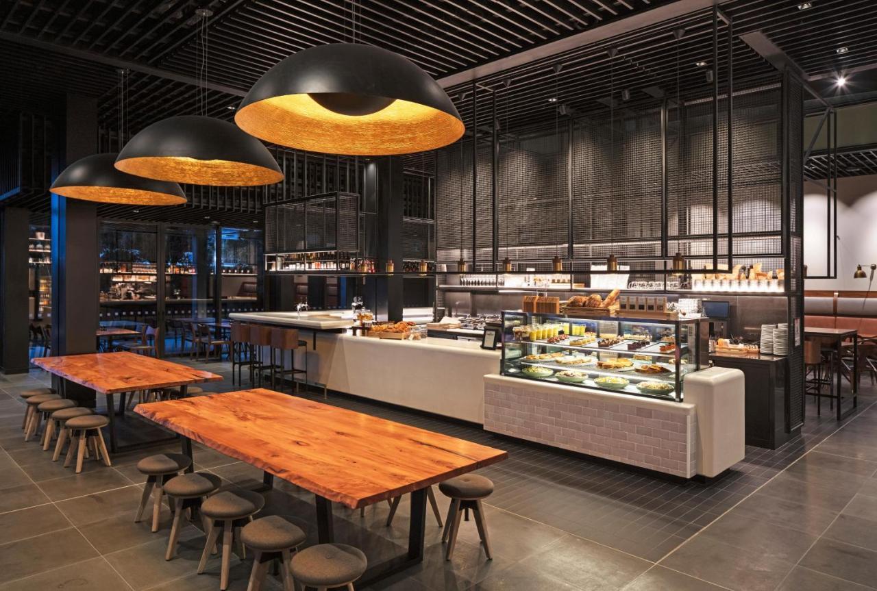 מלון Park Hyatt אוקלנד מראה חיצוני תמונה The interior of a Starbucks Reserve store