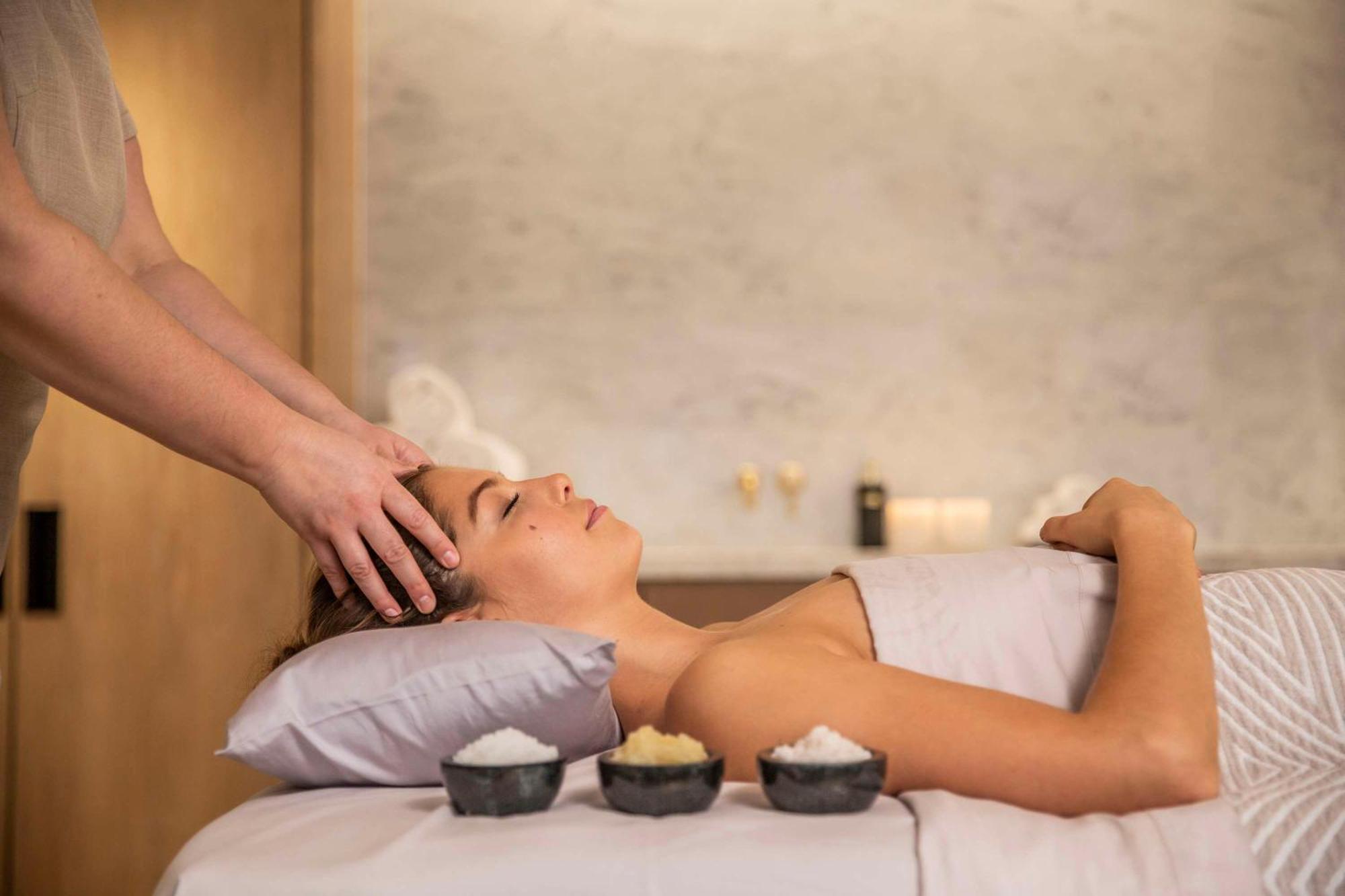 מלון Park Hyatt אוקלנד מראה חיצוני תמונה A woman receiving a hot stone massage
