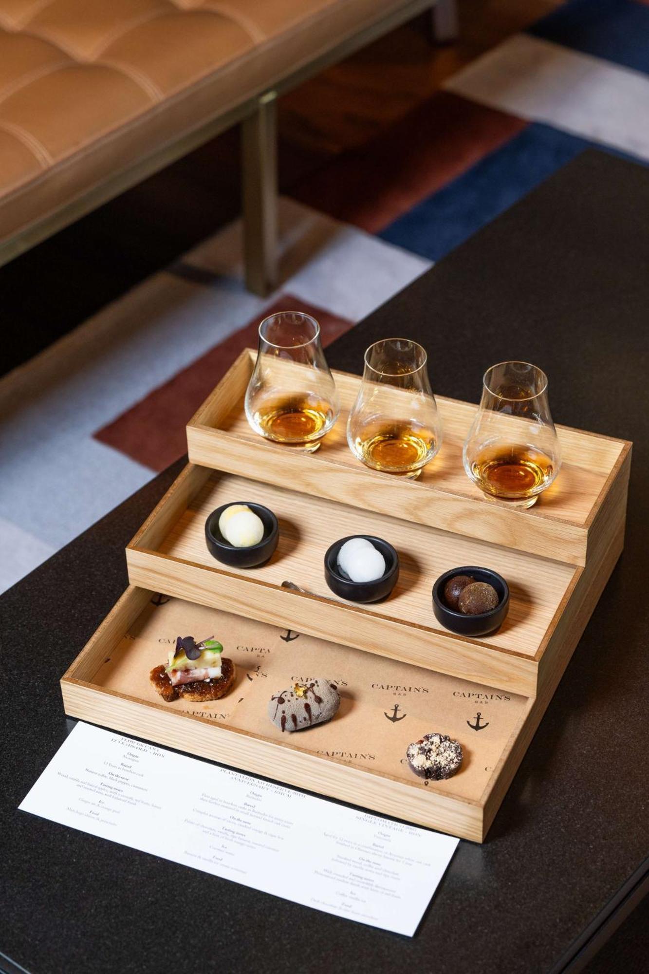 מלון Park Hyatt אוקלנד מראה חיצוני תמונה A tasting tray for rum
